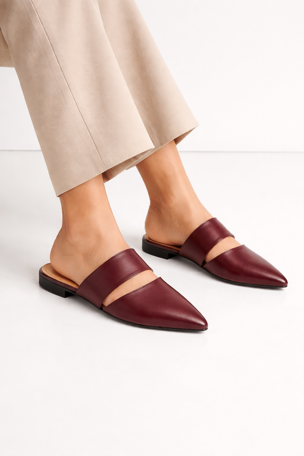 Pointy-toe Flats Mule in Calfskin
