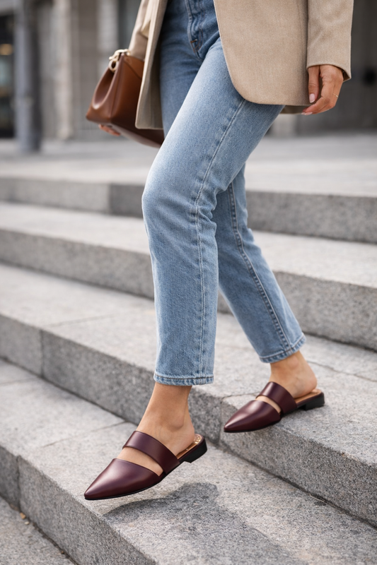 Pointy-toe Flats Mule in Calfskin